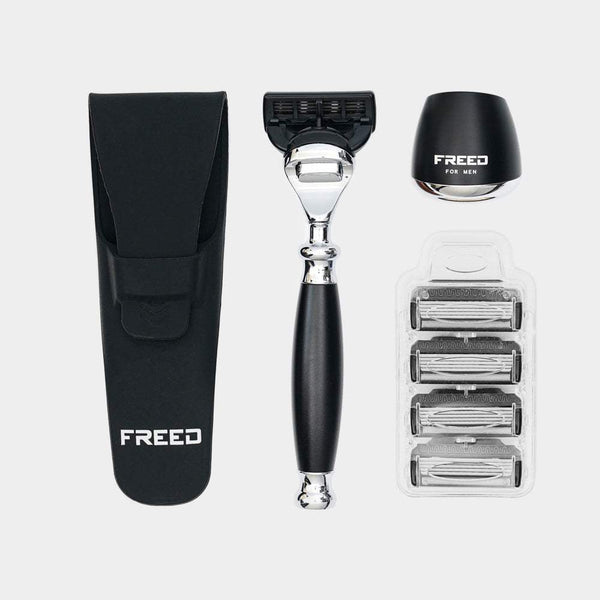 尊爵四件組刮鬍刀禮盒,含刀架、刀頭、刀套。FREED 客製化刻字。
