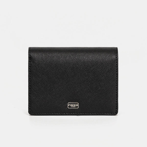 黑色Saffiano皮革,正面角度,純色背景。FREED 客製化刻字