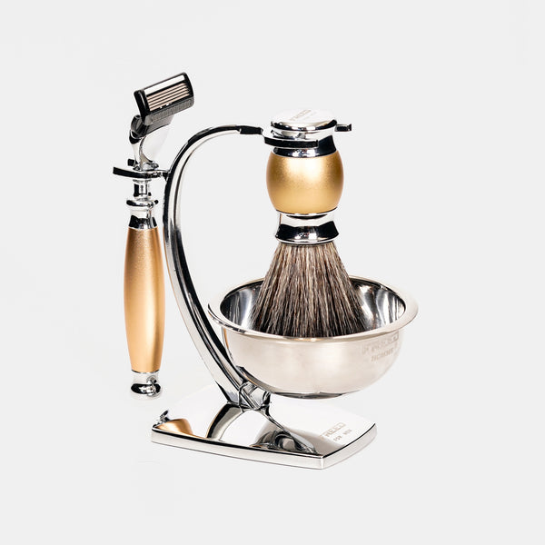 金屬鏡面光澤,金色握把,專業角度,乾淨背景。FREED 客製化刻字。