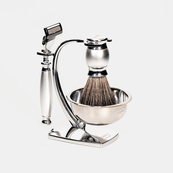 銀色金屬光澤,精緻雕刻,浴室靜物場景。FREED 客製化刻字