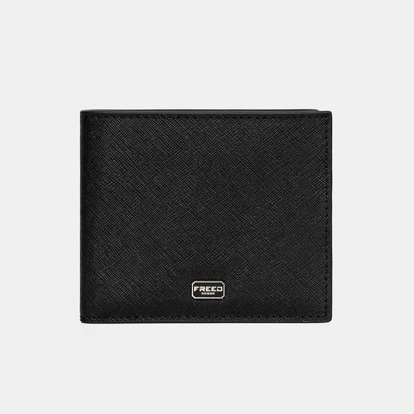 黑色 Saffiano 十字紋牛皮,正面中央 logo,FREED 客製化刻字。