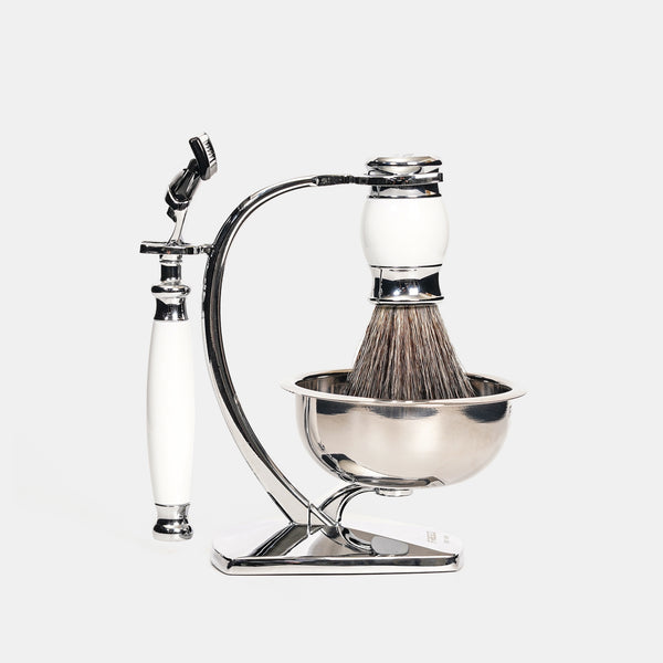 銀色金屬與珍珠白握把,經典角度。FREED 客製化刻字。