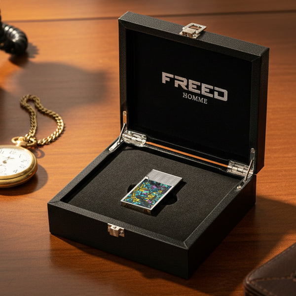 銀色流光彩貝打火機,置於黑色禮盒,桌上光影,FREED 客製化刻字。