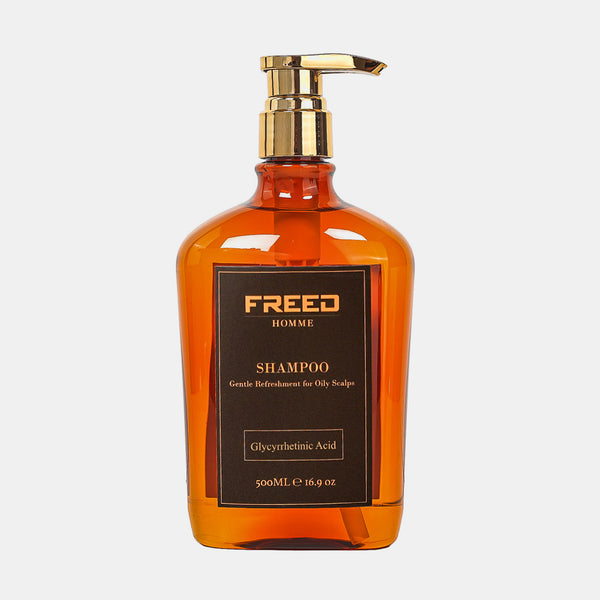 琥珀色瓶身,金色壓頭,前置視角,簡約背景。FREED 客製化刻字。