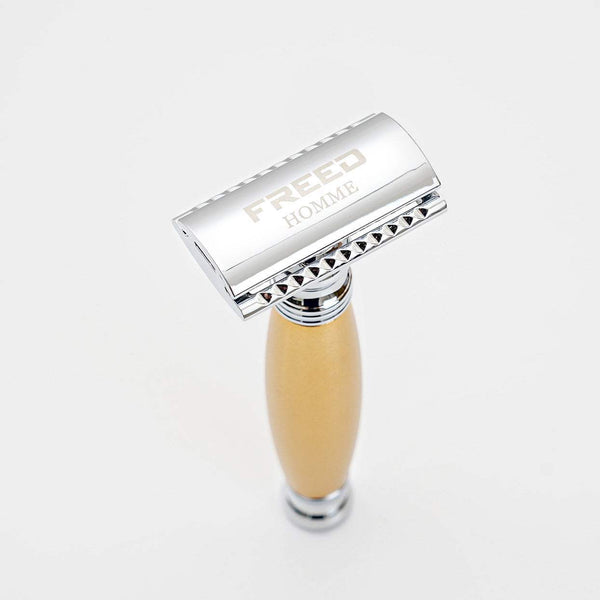 金屬拋光、原木手把,適合個人衛生場景。FREED 客製化刻字。