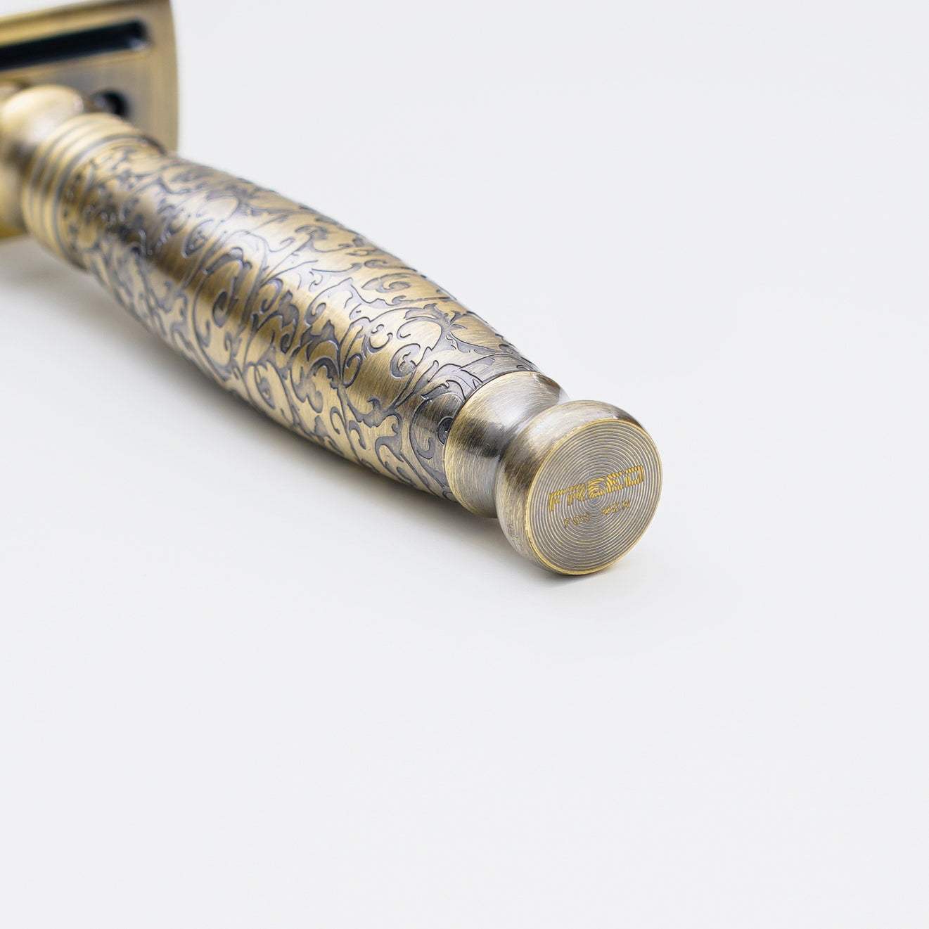 【FREED】封閉式復古雙刃安全刮鬍刀-仿古銅蝕刻雕花 (附刀片10片) - FREED