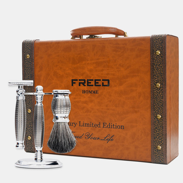 銀色金屬刮鬍刀組,搭配復古棕色手雷造型皮箱,FREED 客製化刻字。