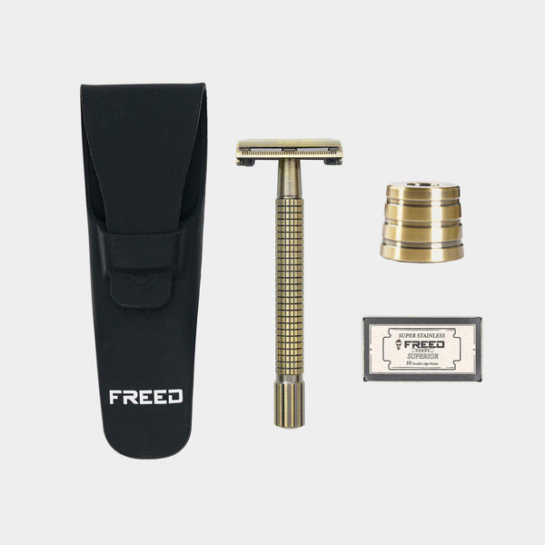 古銅棕金屬刮鬍刀,附皮套。FREED 客製化刻字。