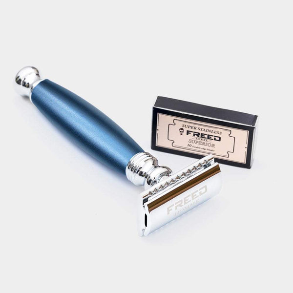 時尚藍金屬刮鬍刀,適合男士日常使用。FREED客製化刻字。