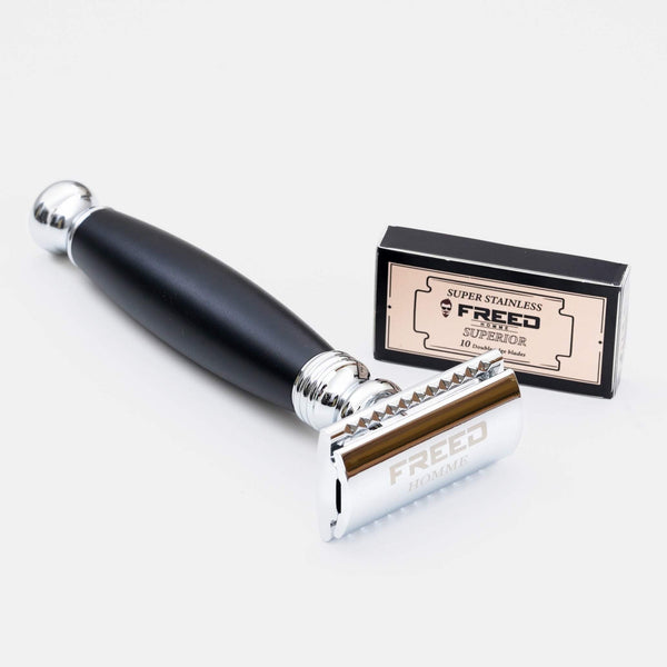 極致黑金屬材質,經典角度,極簡桌面擺設。FREED 客製化刻字。