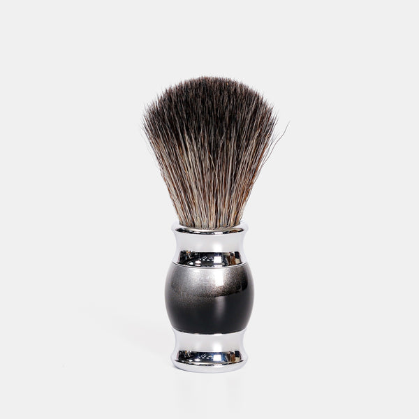 獾毛刷、漸層黑銀把手,正面視角,FREED 客製化刻字。