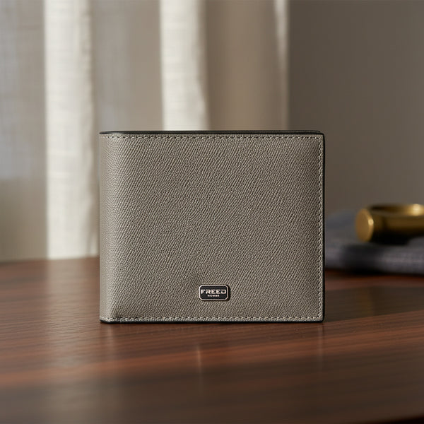 Saffiano十字紋,鉑金灰,正面視角,桌面上,FREED 客製化刻字。