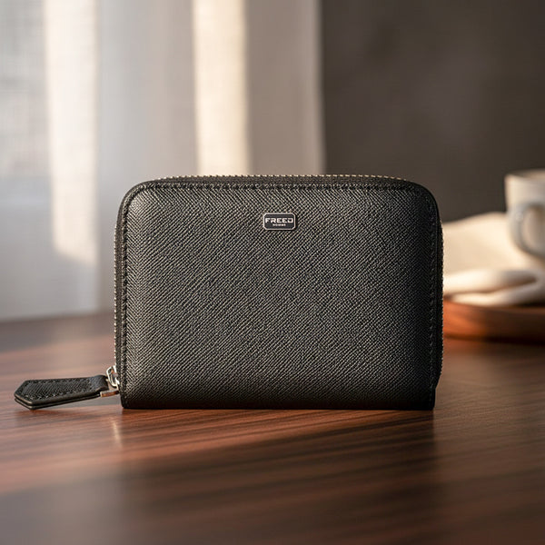 經典Saffiano十字紋黑色零錢包,置於木桌上,FREED 客製化刻字。