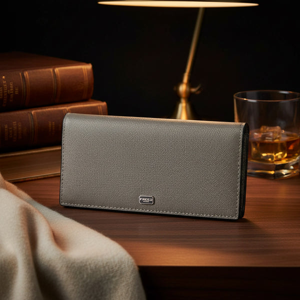 Saffiano皮質長夾,鉑金灰,斜角置於桌上。FREED 客製化刻字。