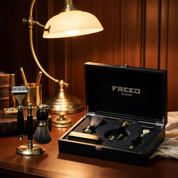 古銅色材質,極致黑禮盒,專業刮鬍角度,居家書桌場景,FREED 客製化刻字。