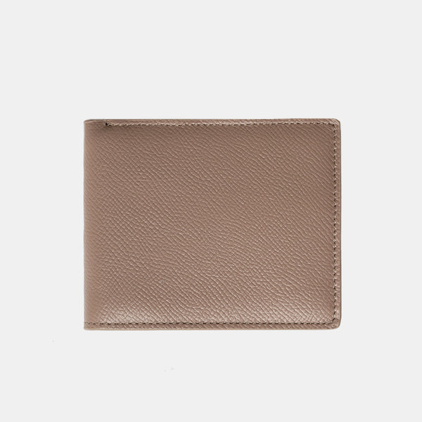 經典Epsom粒面真皮短夾,沙丘棕色,正面視角。FREED 客製化刻字。