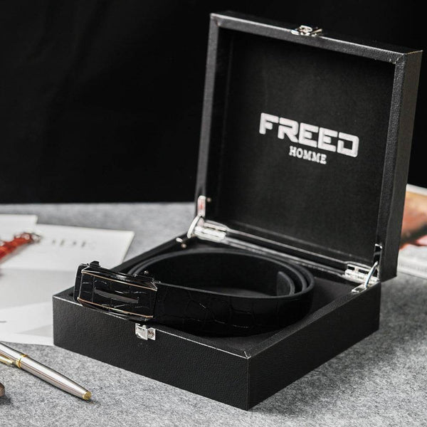 頭層牛皮黑皮帶,箱內特寫。FREED 客製化刻字。