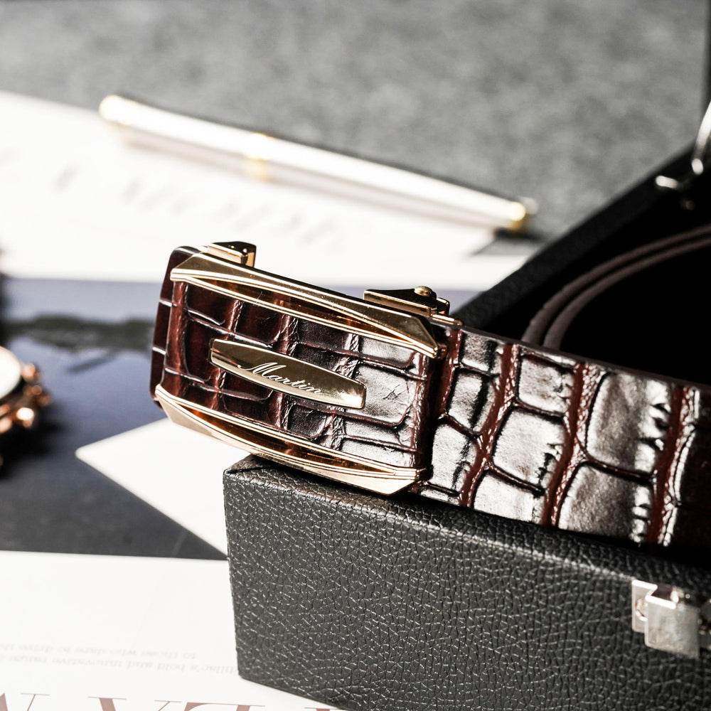 【FREED】仿蛇紋金屬邊方形扣頭商務休閒頭層牛皮自動皮帶 - 咖啡 - FREED