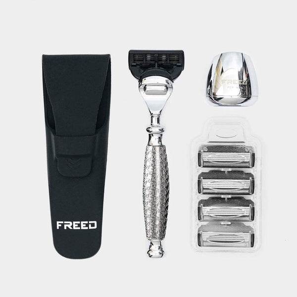FREED尊爵四件組,銀色鍍鎳浮雕刮鬍刀、收納套、底座、刀頭。FREED 客製化刻字
