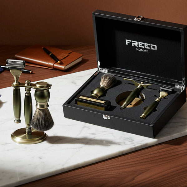 古銅綠金屬材質,經典五刀式角度,展現紳士品味,FREED 客製化刻字。