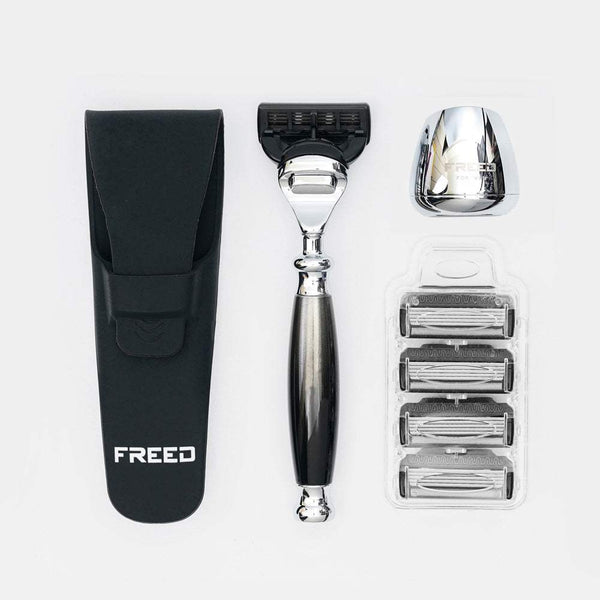 尊爵刮鬍刀禮盒,銀黑材質,含刀架、刀套、支架、四刀頭。FREED 客製化刻字。