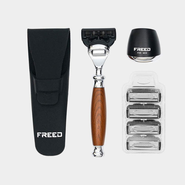 FREED尊爵刮鬍刀禮盒,仿胡桃木紋,附刀套、底座、替換刀頭。FREED客製化刻字