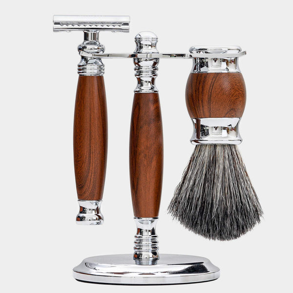 仿胡桃木材質,鏡面銀光澤,斜側角度,經典情境。FREED 客製化刻字。