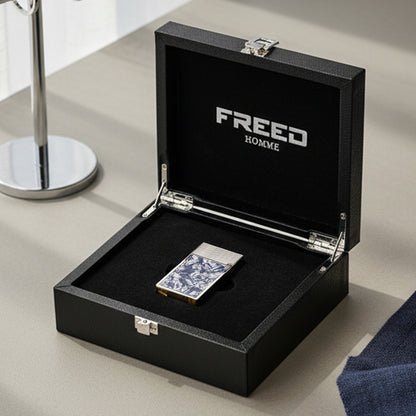 雲霧藍貝殼與銀色調，置於黑色禮盒內，斜角拍攝。FREED 客製化刻字。