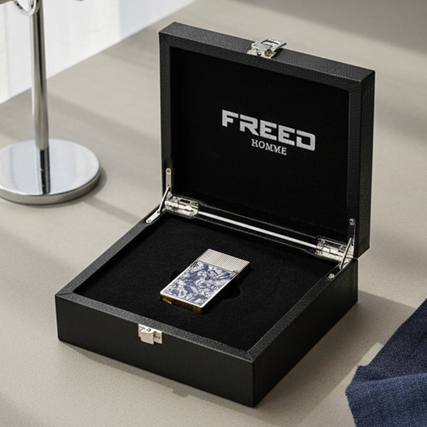 雲霧藍貝殼與銀色調，置於黑色禮盒內，斜角拍攝。FREED 客製化刻字。