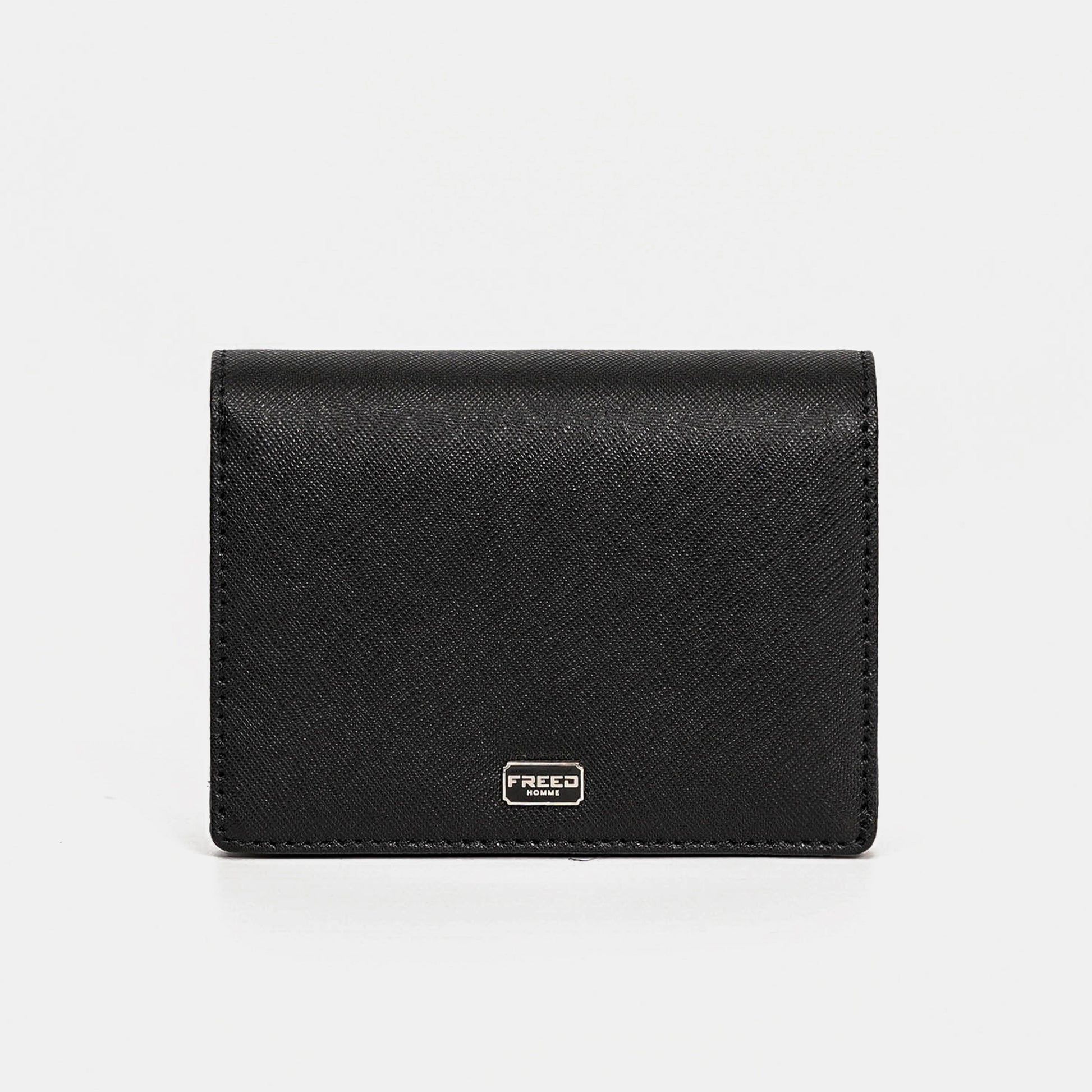 黑色Saffiano皮革，正面角度，純色背景。FREED 客製化刻字