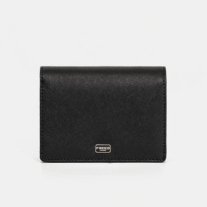 黑色Saffiano皮革，正面角度，純色背景。FREED 客製化刻字