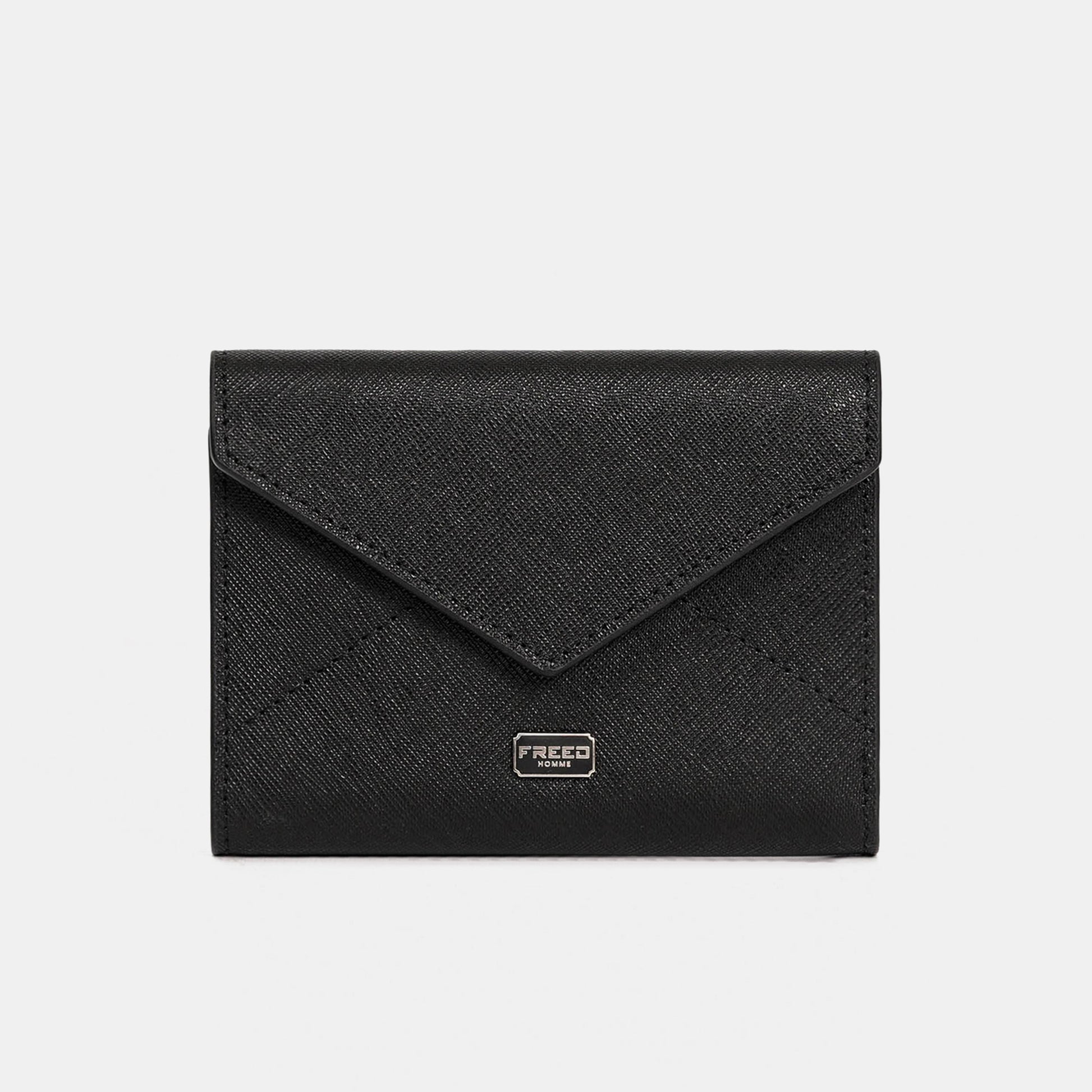 Saffiano十字紋黑色信封三折短夾，正面特寫，FREED 客製化刻字。