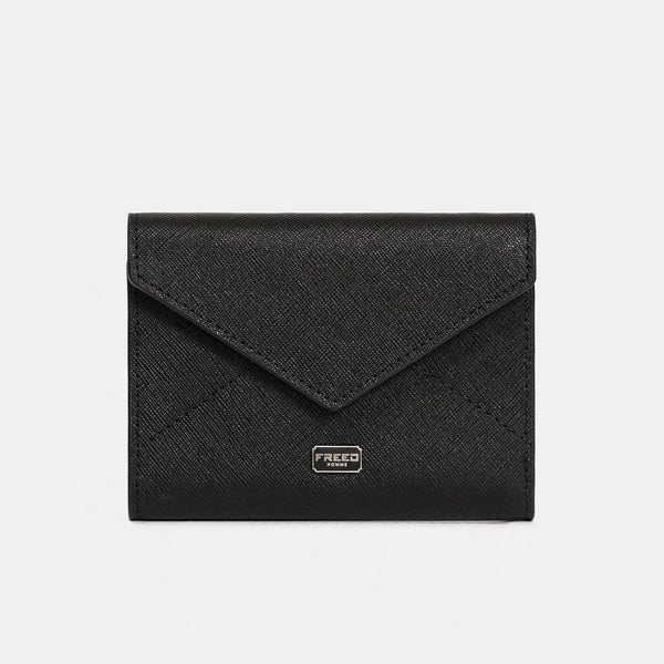 Saffiano十字紋黑色信封三折短夾，正面特寫，FREED 客製化刻字。