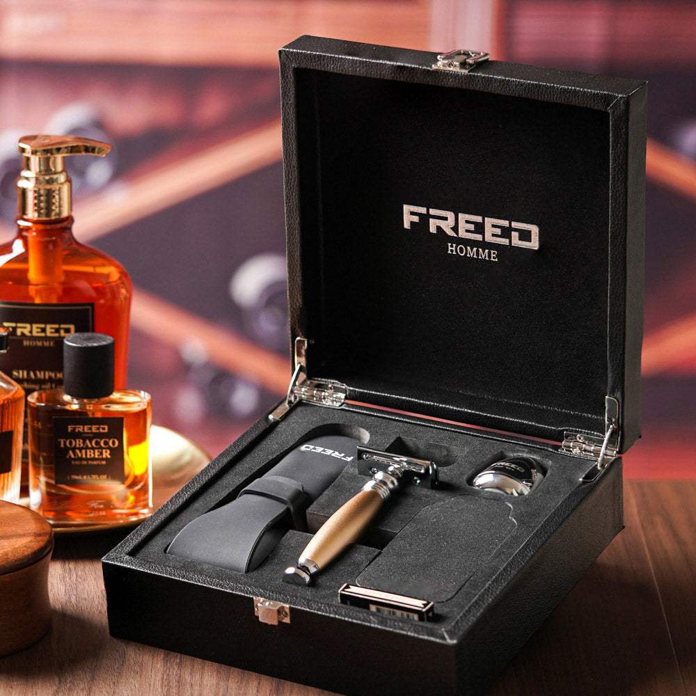 黑皮盒，銀色刀刃，木質手柄。FREED 客製化刻字。