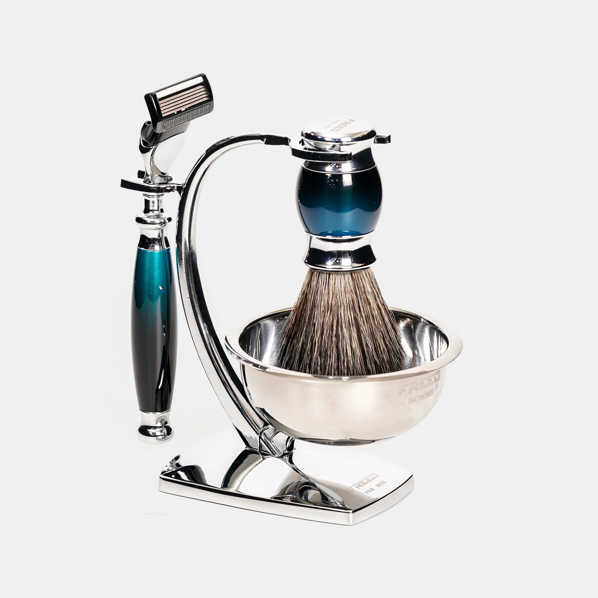 電鍍銀刮鬍刀、銀河藍筆刷，附金屬碗座。FREED 客製化刻字