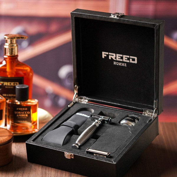 黑色皮革禮盒，銀色手雷款雙刃刮鬍刀，近景，FREED 客製化刻字