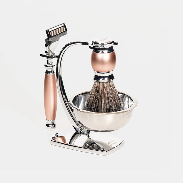 玫瑰金五刀式刮鬍刀組，金屬質感，立體展現。FREED 客製化刻字。