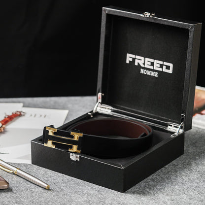 頭層牛皮黑金皮帶，金屬英文字母扣，箱盒角度，FREED 客製化刻字。