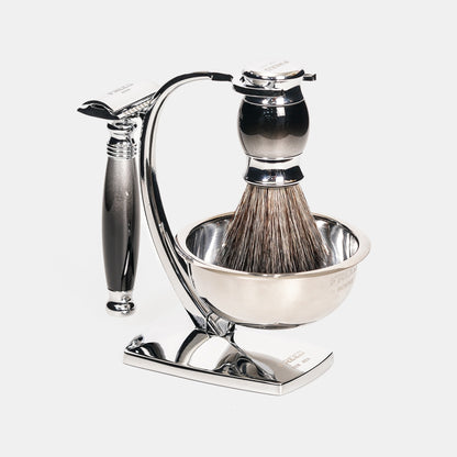 金屬材質、銀色，各式角度精緻呈現。FREED 客製化刻字。