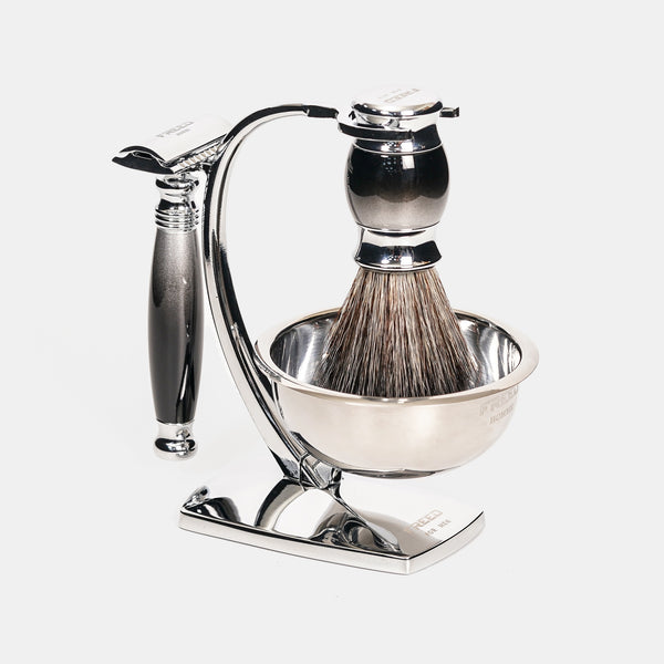 金屬材質、銀色，各式角度精緻呈現。FREED 客製化刻字。