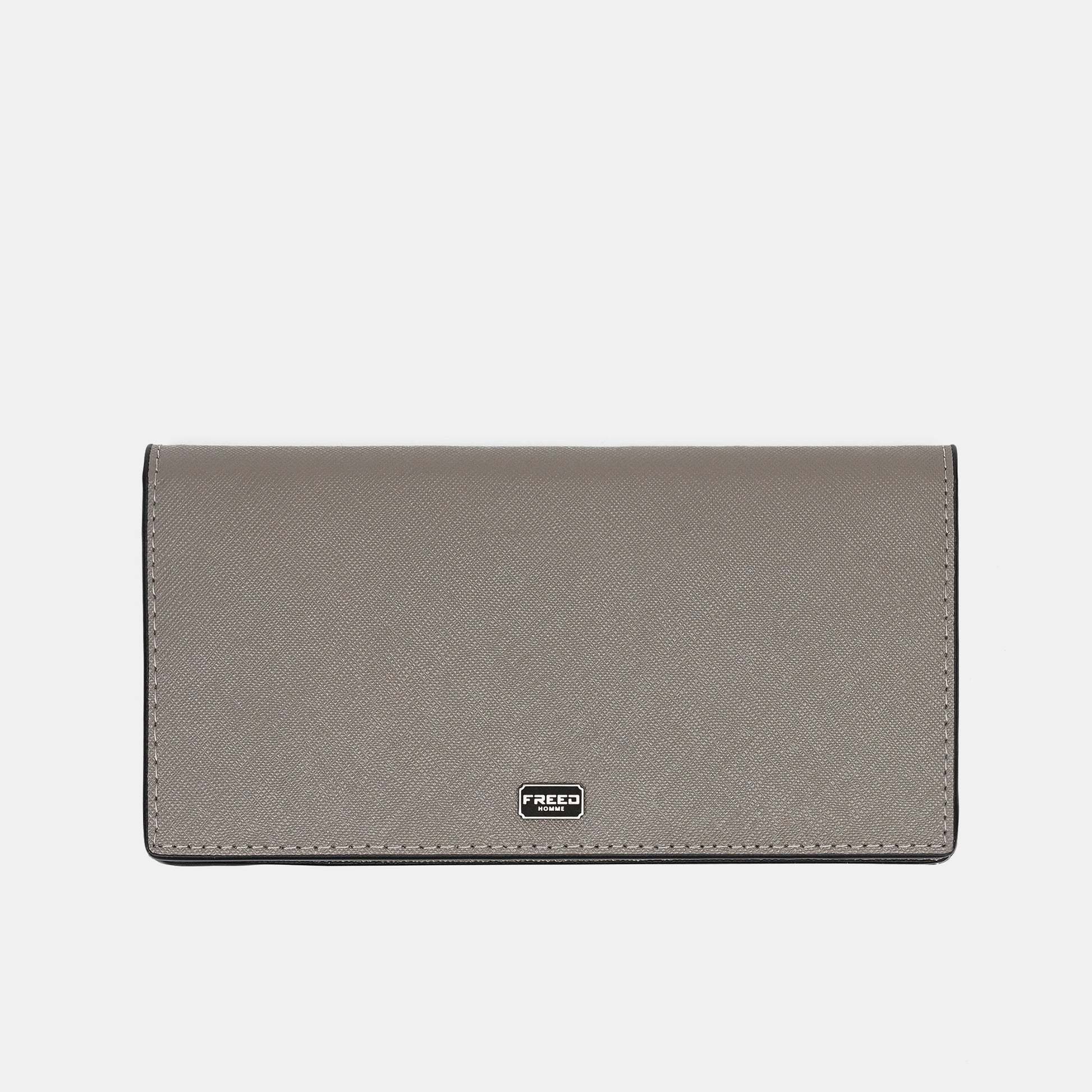 Saffiano十字紋皮革，鉑金灰，正面特寫，FREED 客製化刻字。