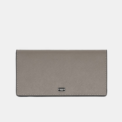 Saffiano十字紋皮革，鉑金灰，正面特寫，FREED 客製化刻字。