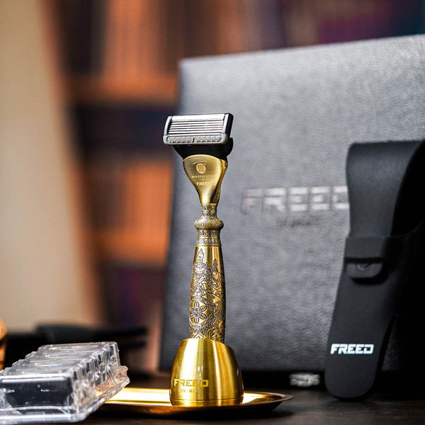 故宮聯名款金色故宮花紋刮鬍刀，FREED 客製化刻字。