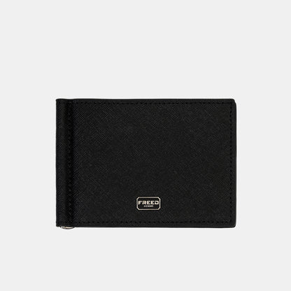 黑色Saffiano十字紋皮夾，正面俯視，FREED客製化刻字。