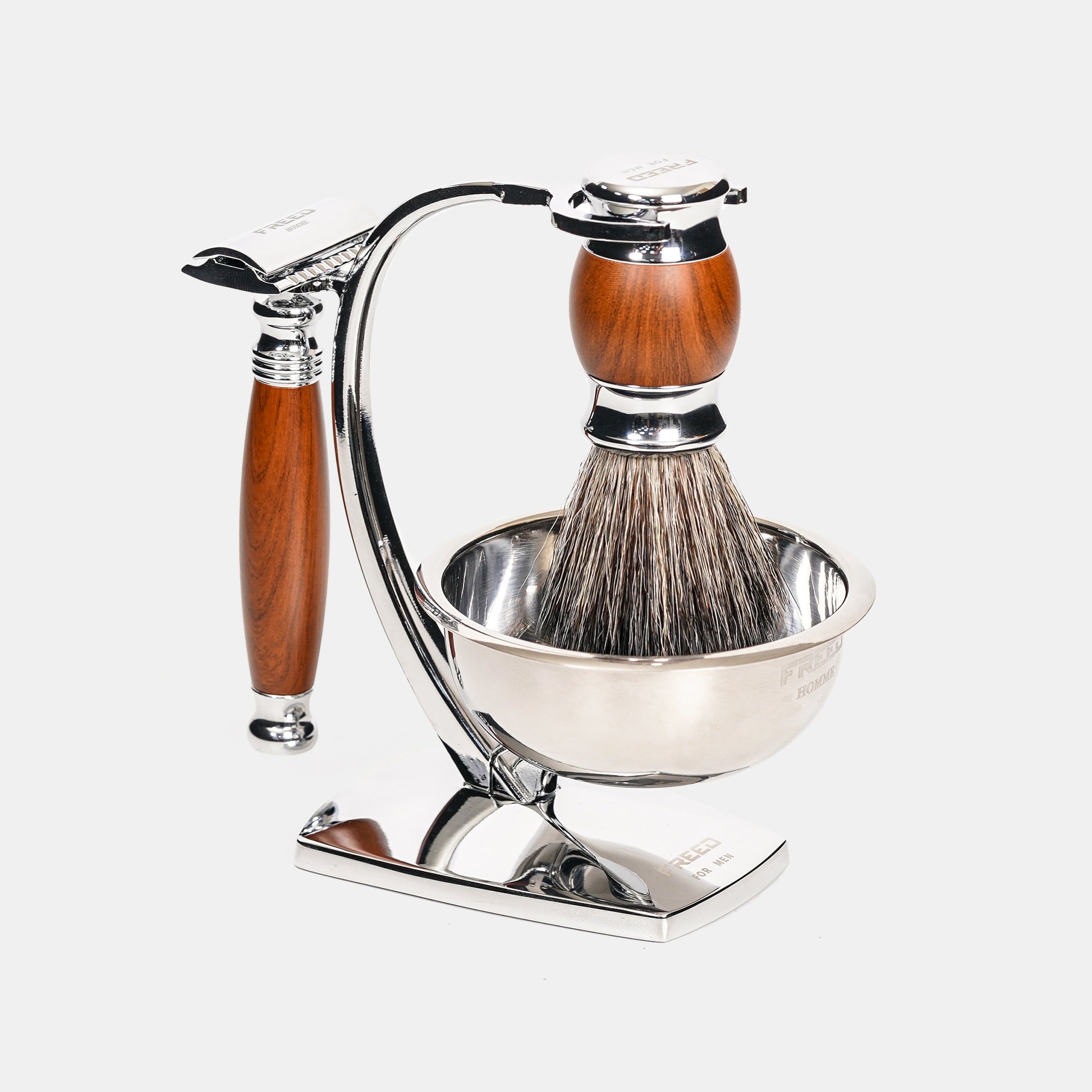 仿胡桃木質感，搭配銀色支架，展現精緻工藝。FREED 客製化刻字。