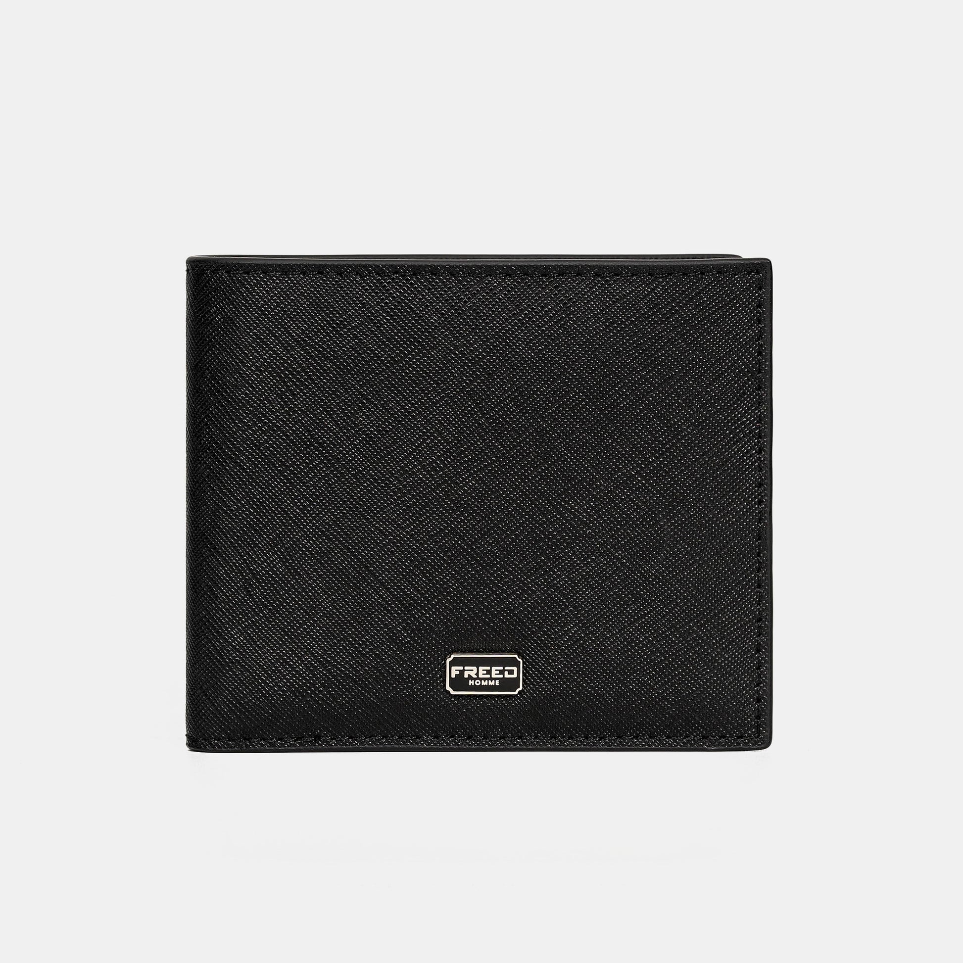 黑色 Saffiano 十字紋牛皮，正面中央 logo，FREED 客製化刻字。