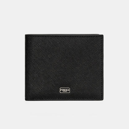 黑色 Saffiano 十字紋牛皮，正面中央 logo，FREED 客製化刻字。