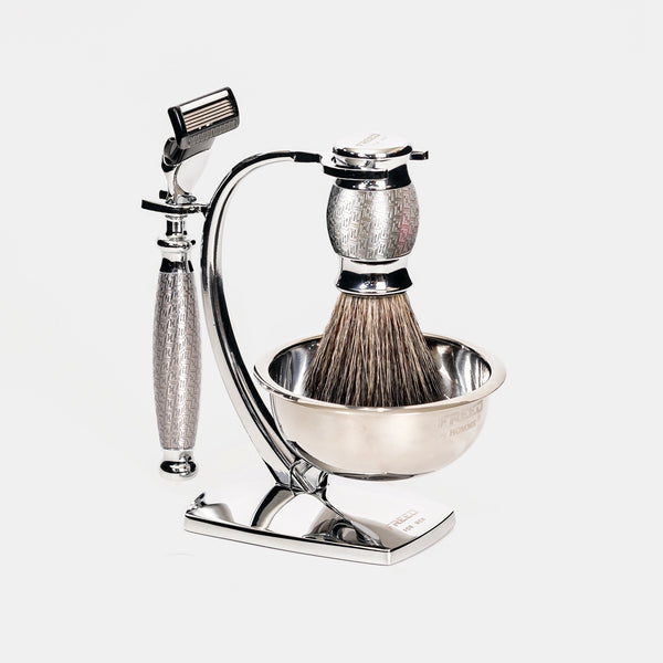 鍍鎳浮雕材質，側面角度，簡約場景。FREED 客製化刻字