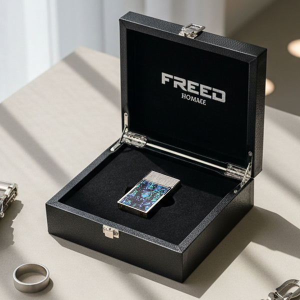 深藍彩貝，側面銀色，盒裝情境。FREED 客製化刻字。