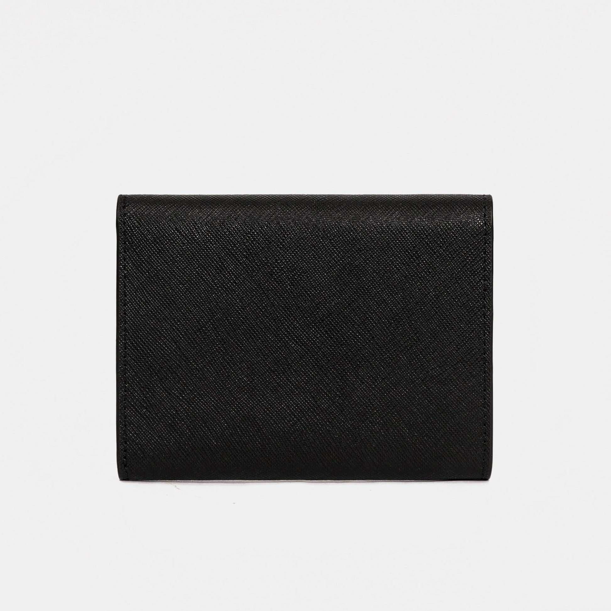 經典Saffiano十字紋黑色短夾，正面視角。FREED 客製化刻字。